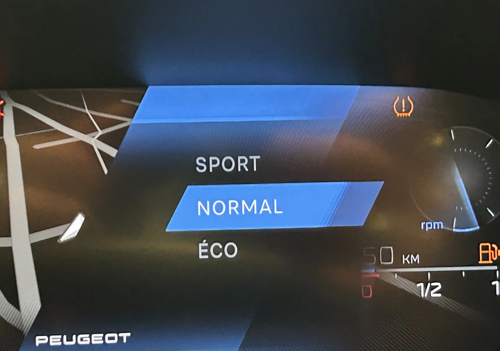 Affichage numérique intérieur du tableau de bord Peugeot 308 rouge 2024, mode de conduite sélectionné sur Normal.