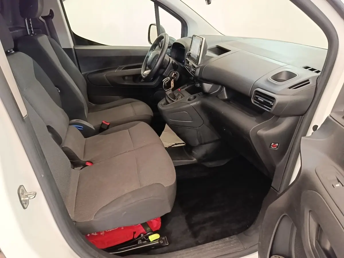 Vue intérieure côté conducteur du Citroën Berlingo XL blanc 2020, montrant sièges et tableau de bord avec écran tactile.