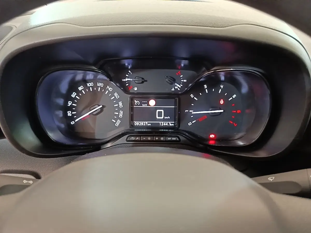 Vue rapprochée du tableau de bord noir du Citroën Berlingo XL 2020 avec affichage digital et compte-tours.