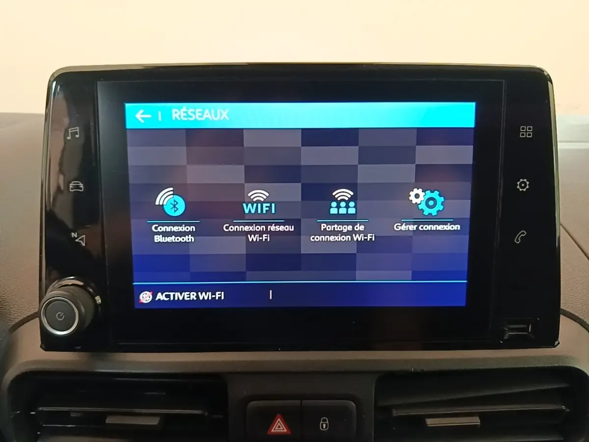 Écran tactile central du tableau de bord du Citroën Berlingo XL blanc, affichant les options de connexion Wi-Fi et Bluetooth.