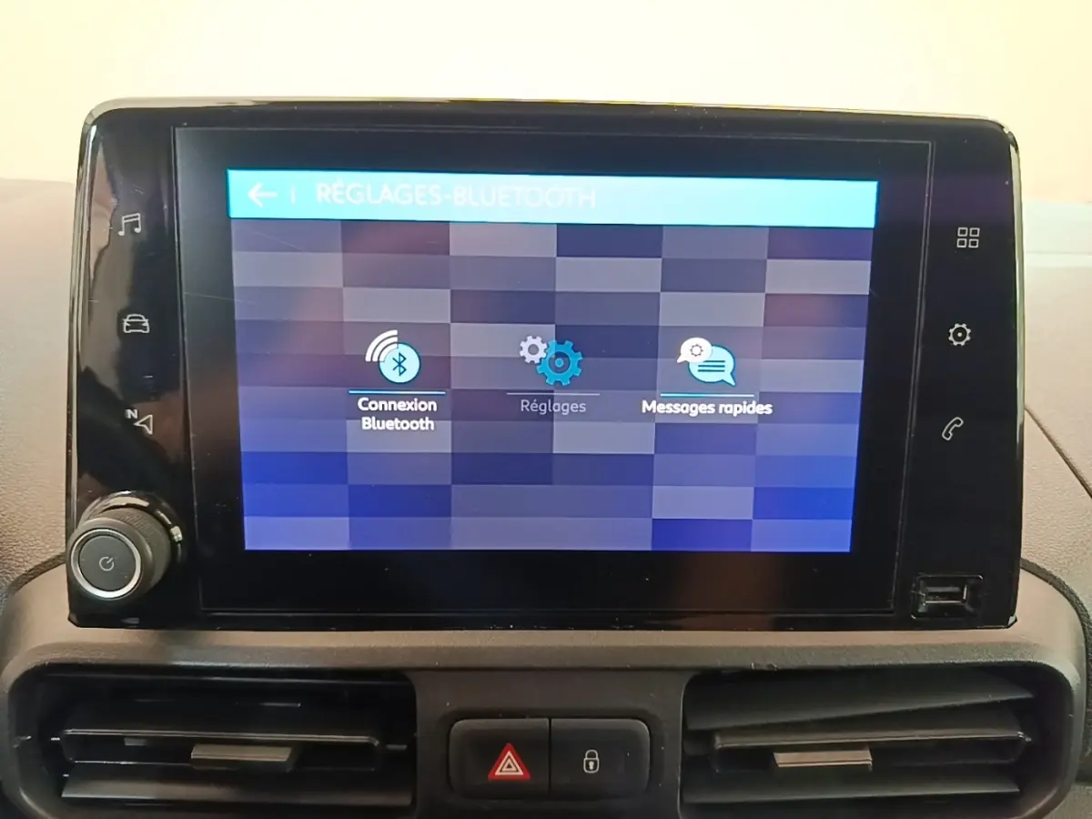 Écran tactile central du tableau de bord du Citroën Berlingo 2020 affichant le menu Bluetooth en intérieur.