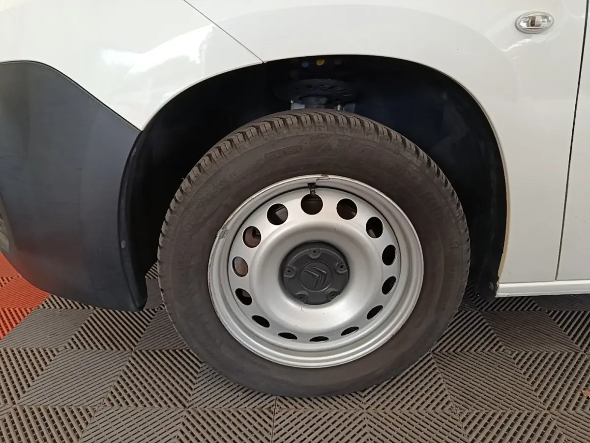 Gros plan sur la roue avant gauche blanche du Citroën Berlingo XL 2020 avec jante acier et logo Citroën au centre.