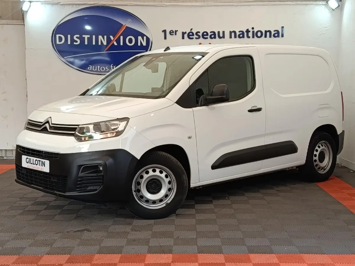 Vue 3/4 avant droite d’un Citroën Berlingo blanc utilitaire avec pare-chocs noirs et jantes acier simples.
