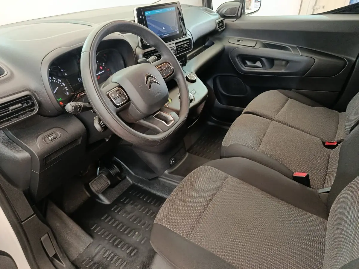 Vue intérieure côté conducteur du Citroën Berlingo blanc 2020, montrant le volant multifonctions et l'écran tactile central.