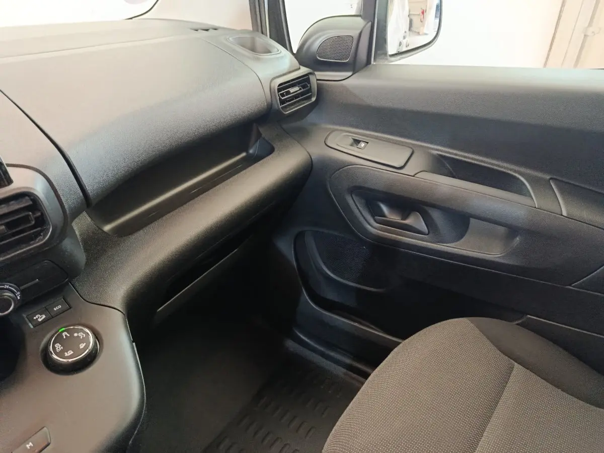 Vue intérieure côté passager du tableau de bord et de la porte noire du Citroën Berlingo M 1000kg 2020.