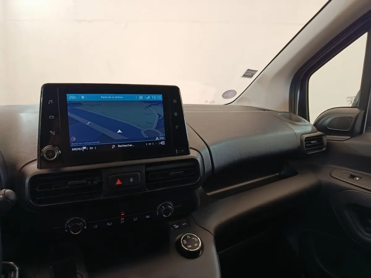 Vue intérieure du tableau de bord du Citroën Berlingo 2020 avec écran tactile de navigation et commandes centrales noires.