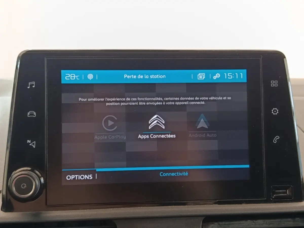 Écran tactile central du tableau de bord du Citroën Berlingo blanc, affichant les options de connectivité.