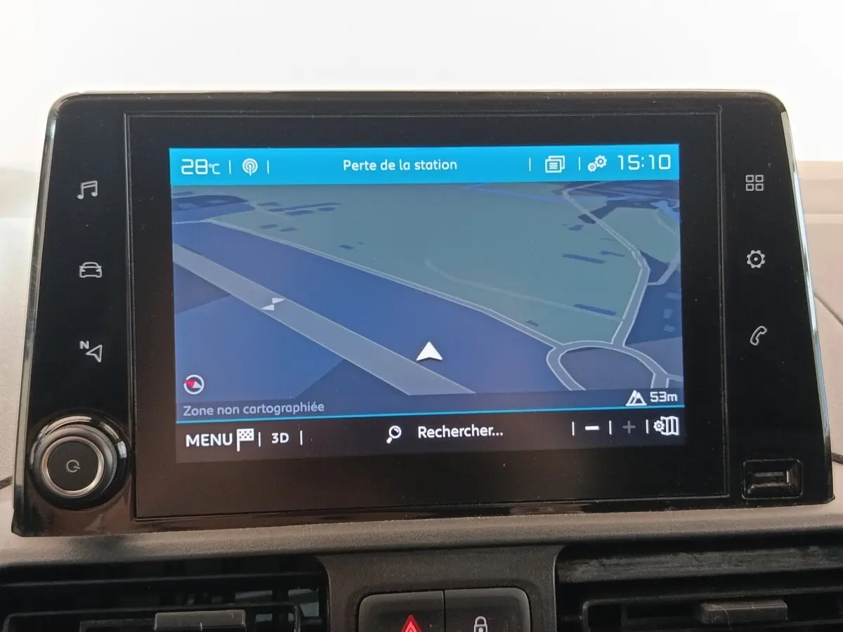 Écran tactile de navigation 8 pouces du Citroën Berlingo blanc, vue intérieure centrée sur le tableau de bord.
