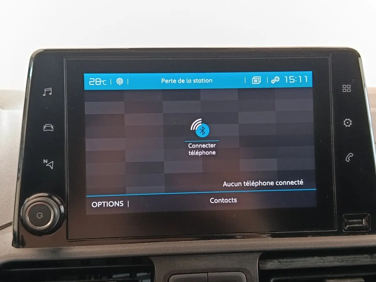 Écran tactile central du tableau de bord du Citroën Berlingo blanc, affichant la connexion Bluetooth au téléphone.