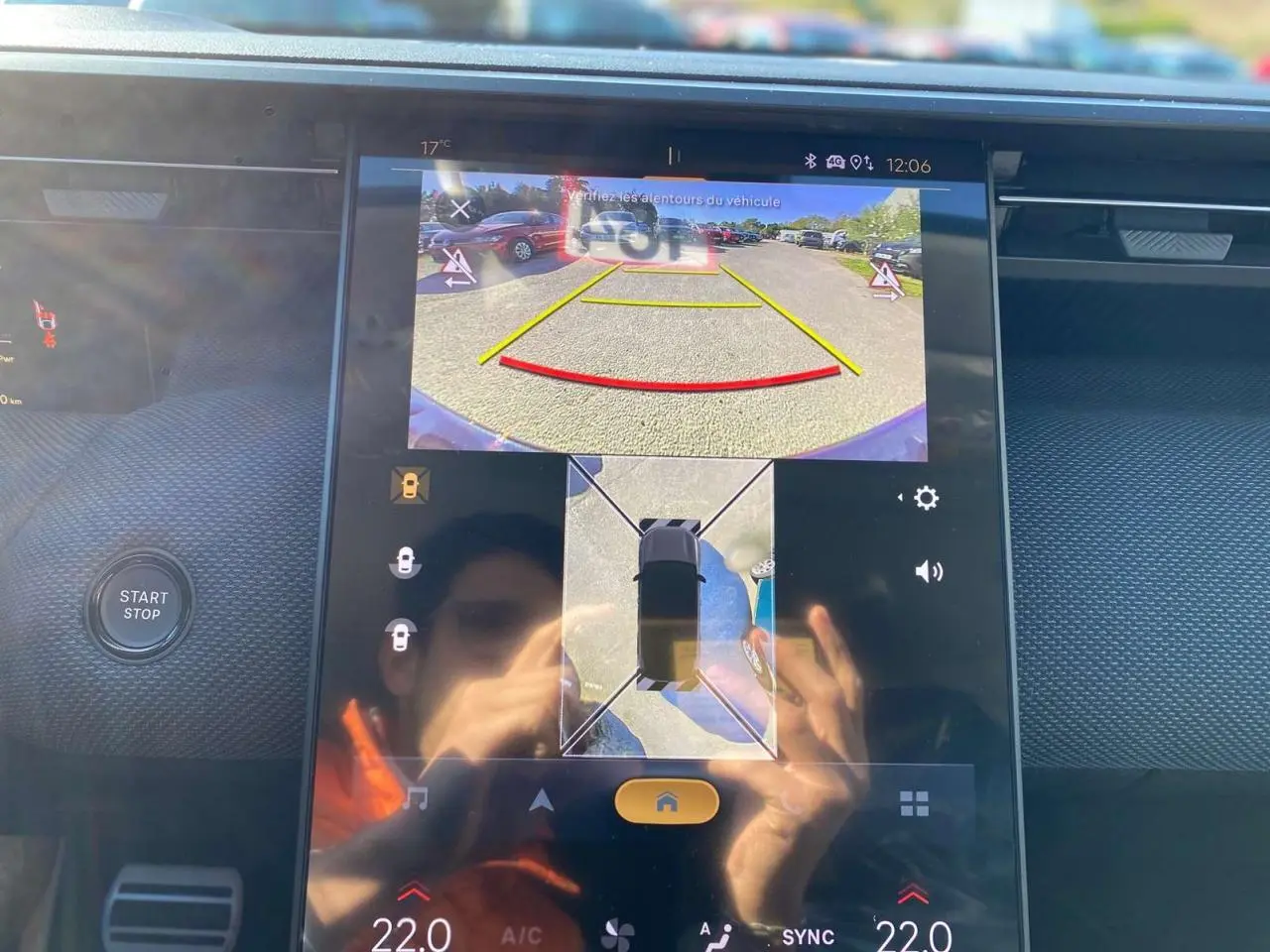 Écran tactile intérieur montrant la caméra de recul et la vue 360° du Citroën C5 Aircross noir, tableau de bord moderne.