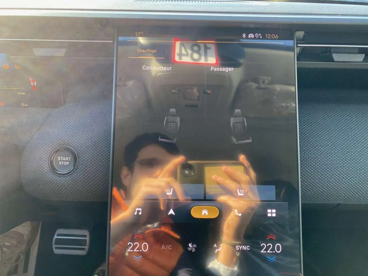 Vue rapprochée de l’écran tactile central du Citroën C5 Aircross noir, affichant les commandes de climatisation et sièges chauffants.
