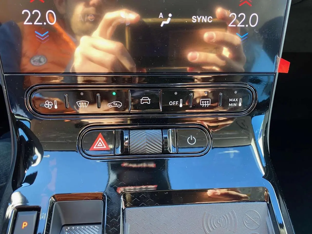 Gros plan sur la console centrale noire brillante du Citroën C5 Aircross avec commandes climatisation et bouton hazard.