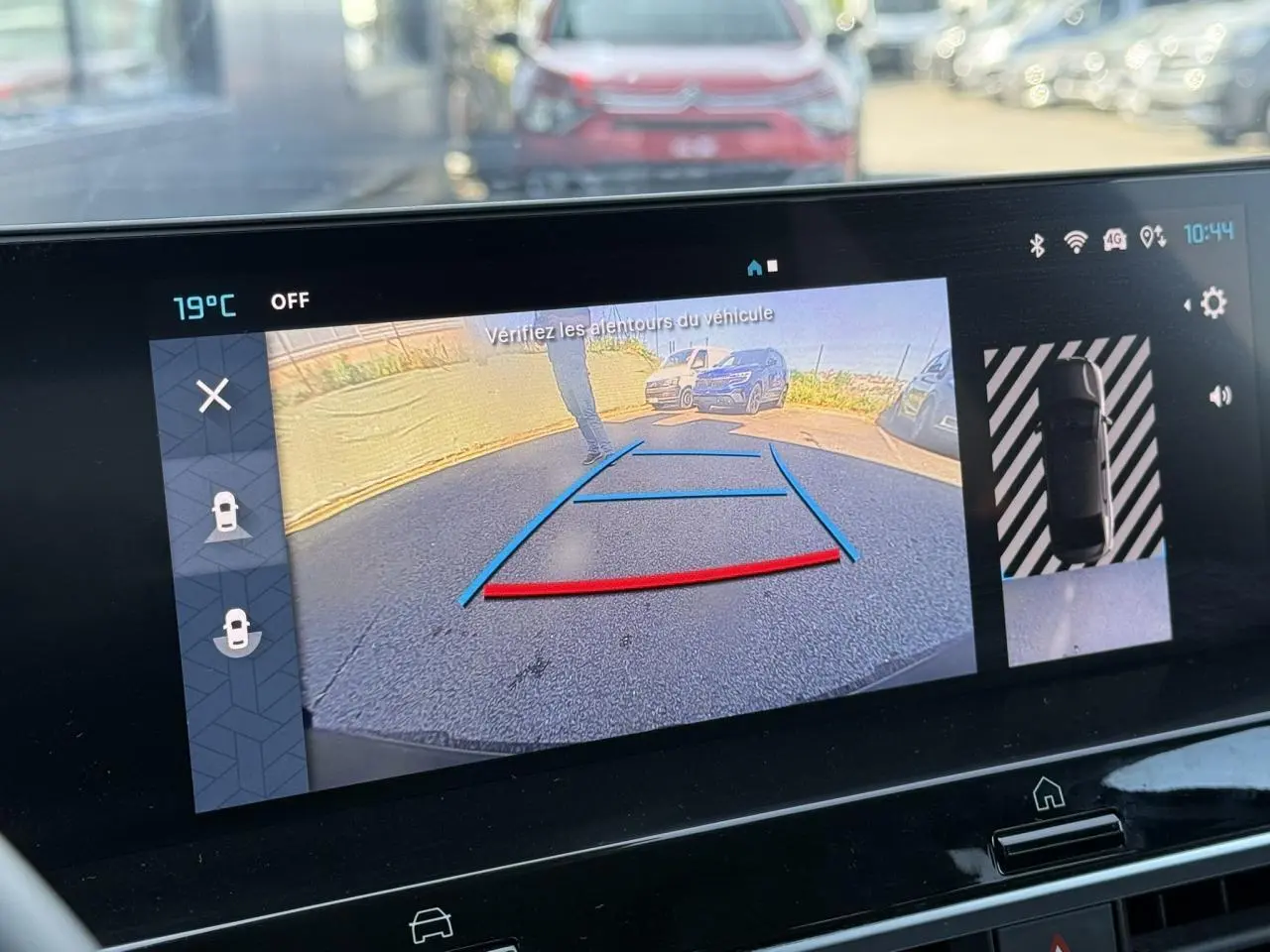 Affichage de la caméra de recul du Citroën C4 X noir Perla montrant l'arrière et les lignes de guidage colorées.