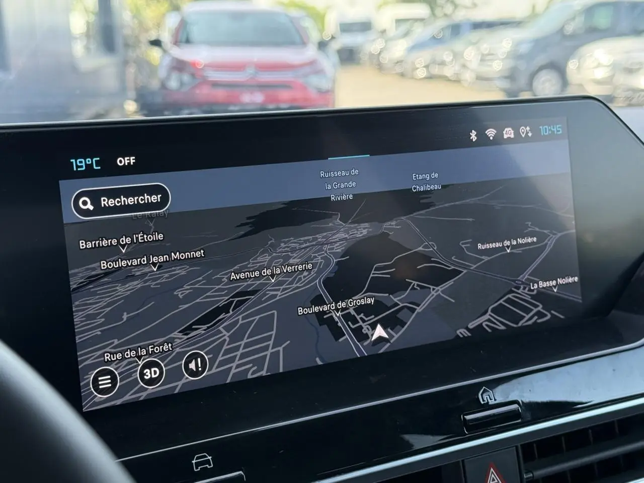 Écran tactile central affichant la navigation 3D dans l'habitacle d'une Citroën C4 X Noir Perla, vue avant intérieure.