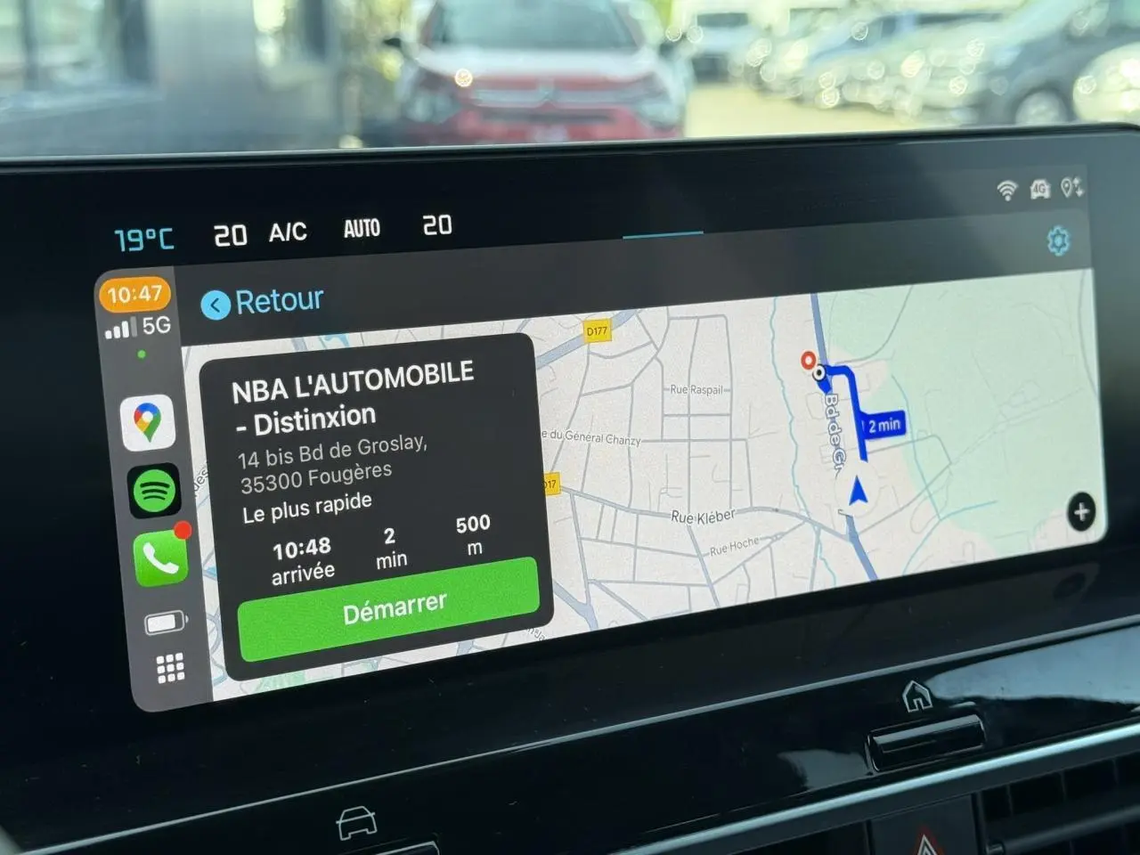 Écran tactile central de la Citroën C4 X 2024 affichant la navigation avec interface Apple CarPlay.