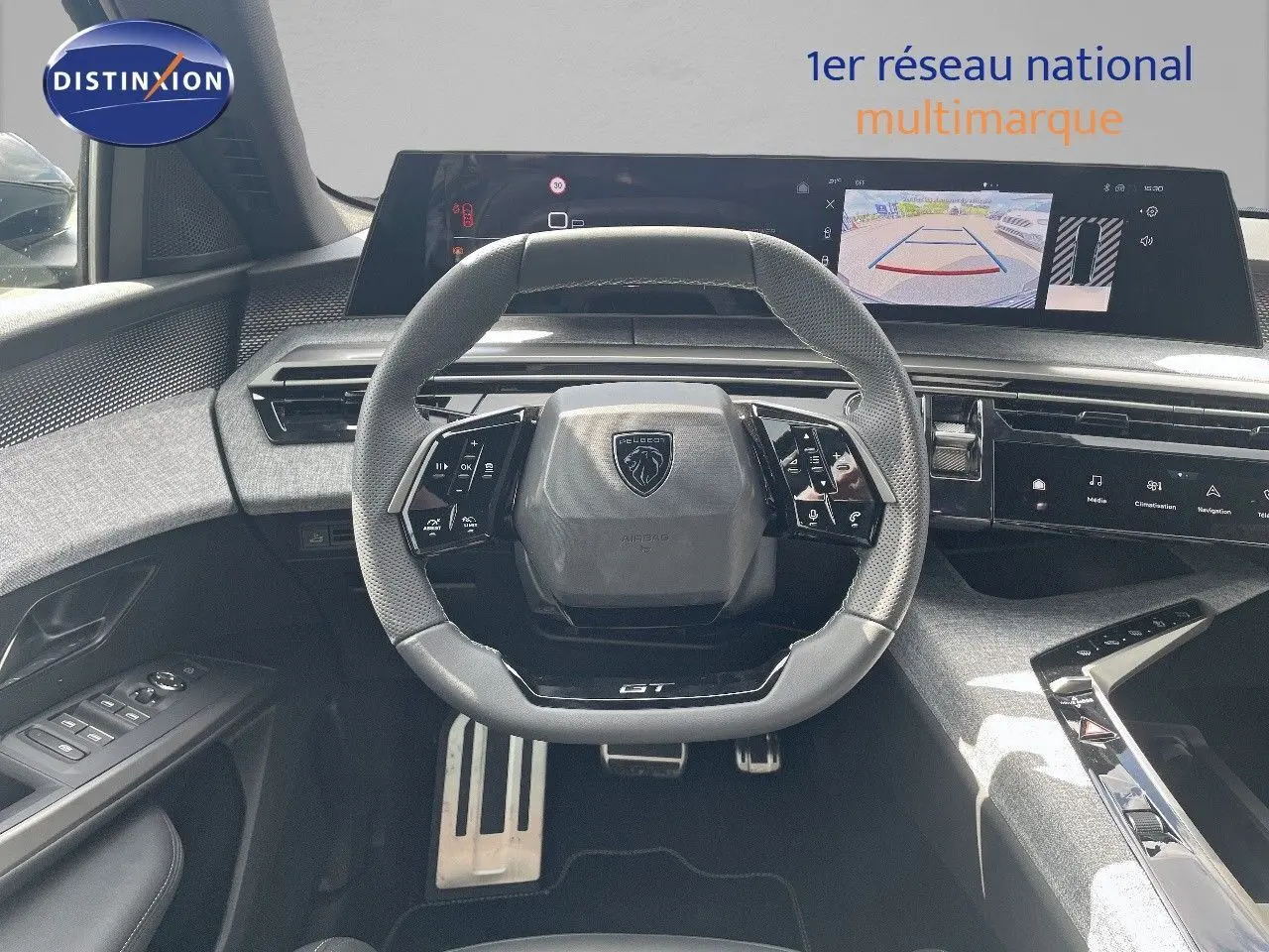 Vue intérieure frontale du volant GT et tableau de bord numérique du Peugeot 5008 Hybrid noir perle métal 2025.