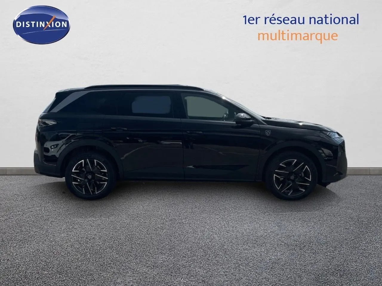 Profil latéral droit du Peugeot 5008 Hybrid GT noir perle métal avec jantes alliage et lignes épurées.