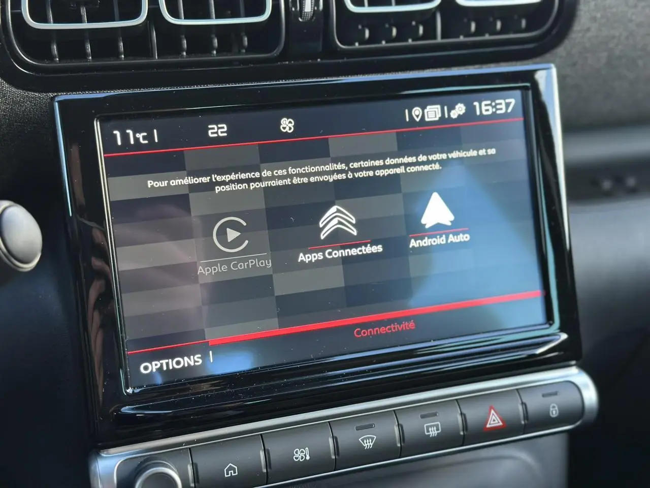 Écran tactile central du tableau de bord du Citroën C3 Aircross 2024 avec interface Apple CarPlay et Android Auto.