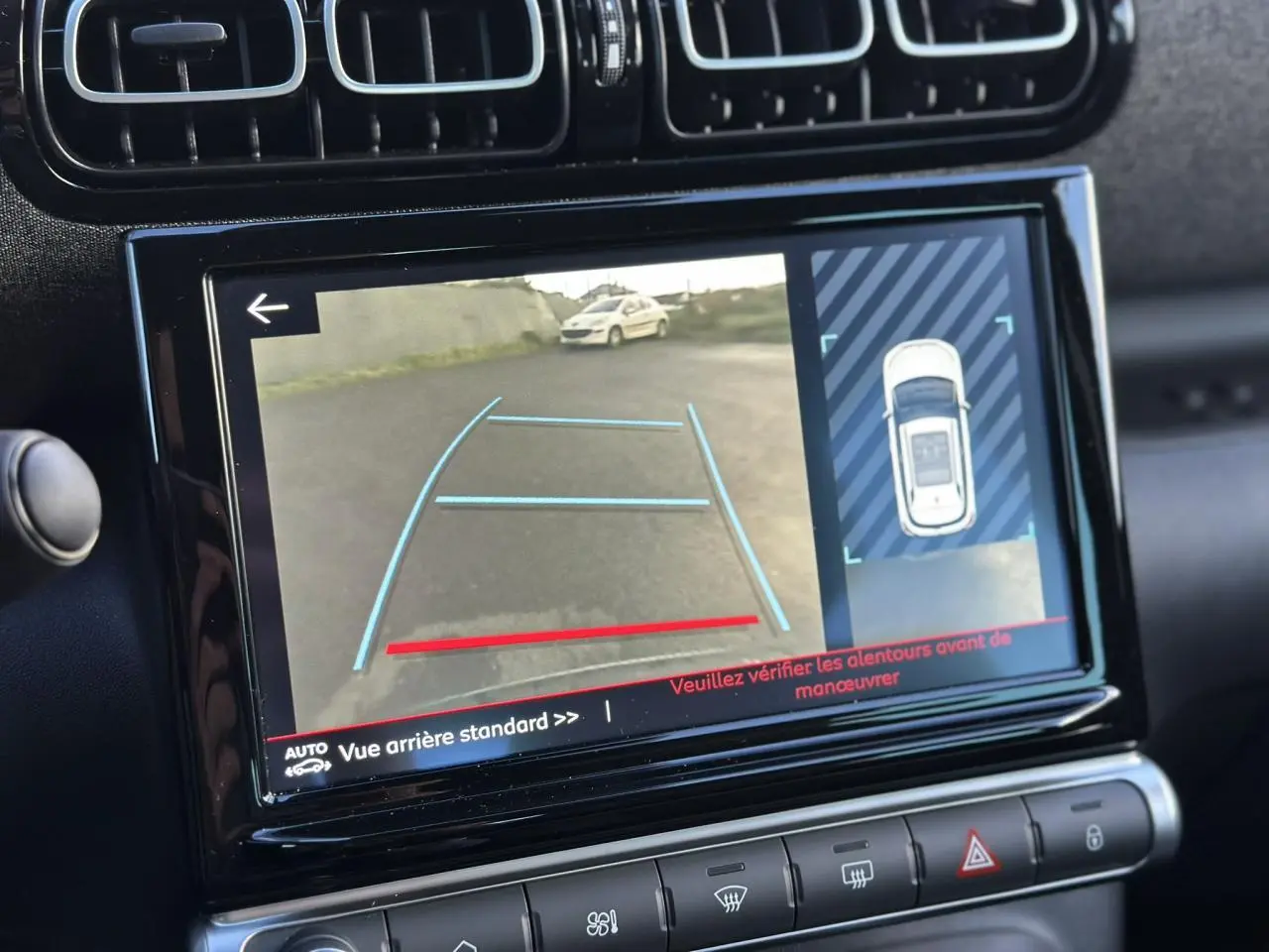 Écran tactile central montrant la caméra de recul avec guidage, intérieur noir du Citroën C3 Aircross 2024.