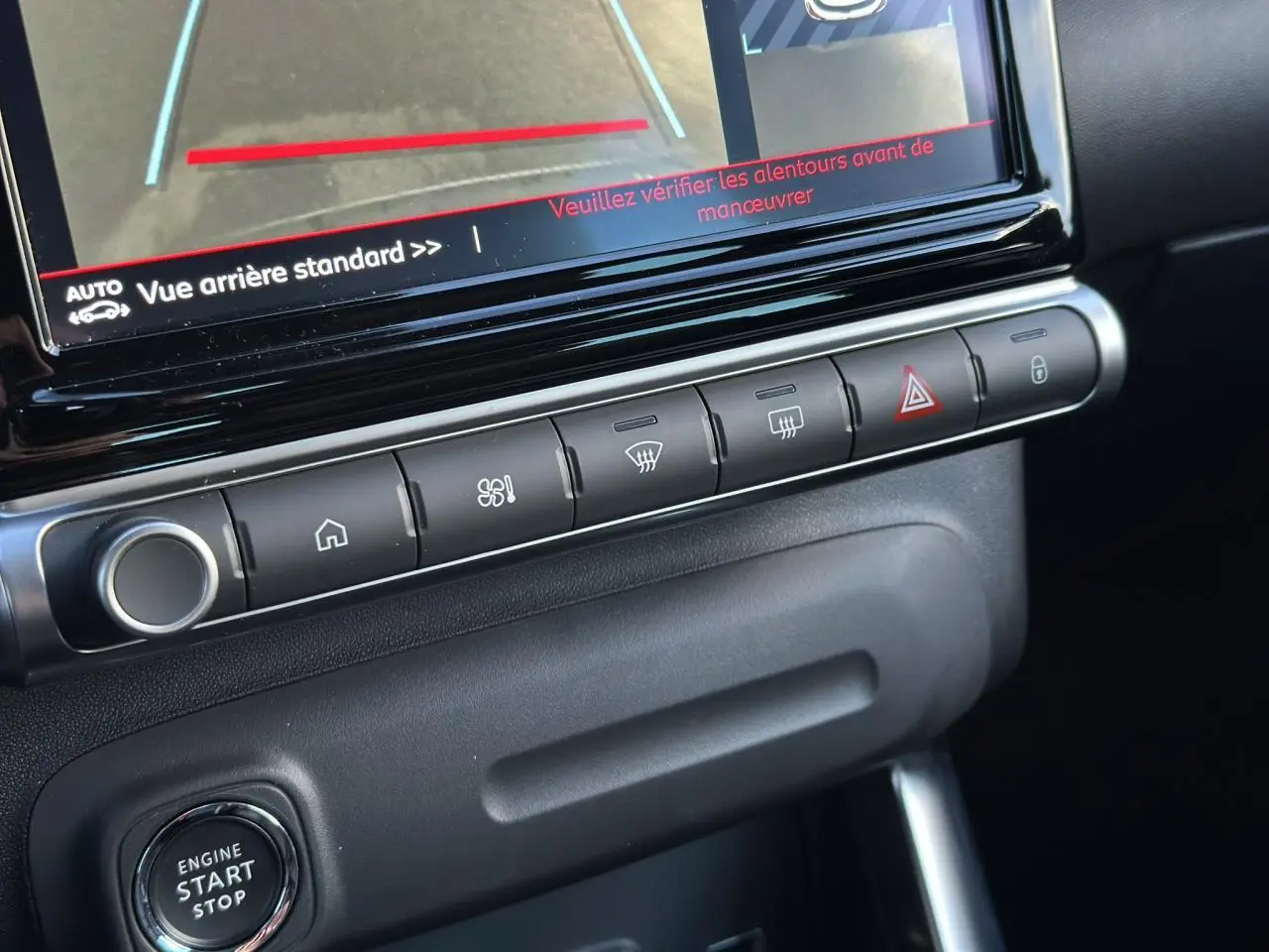 Gros plan sur la console centrale de la Citroën C3 Aircross 2024 avec écran tactile affichant la caméra de recul.