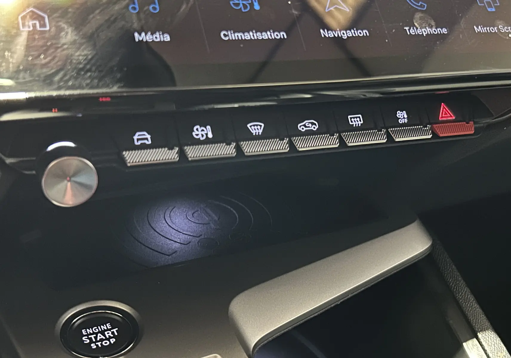 Gros plan sur la console centrale de la Peugeot 308 2024, montrant les boutons de commande et le bouton start/stop moteur.