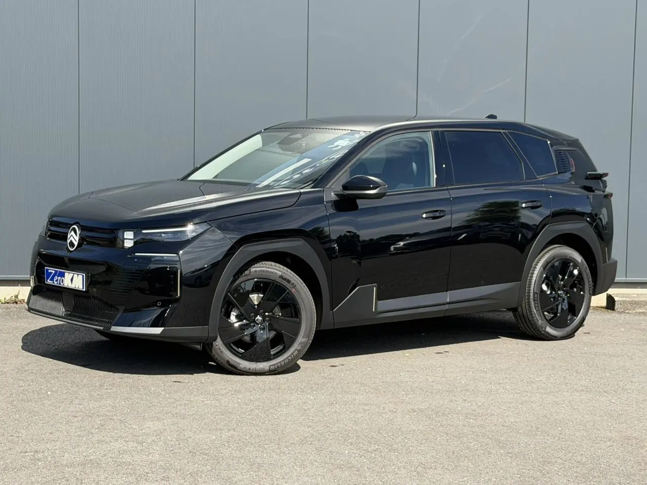 Vue 3/4 avant droite du Citroën C5 Aircross noir Perla avec jantes alliage noires et calandre moderne.