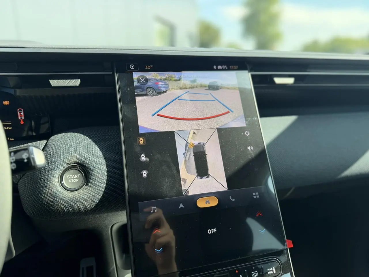 Vue intérieure du tableau de bord du Citroën C5 Aircross noir, écran tactile affichant la caméra 360° en marche arrière.
