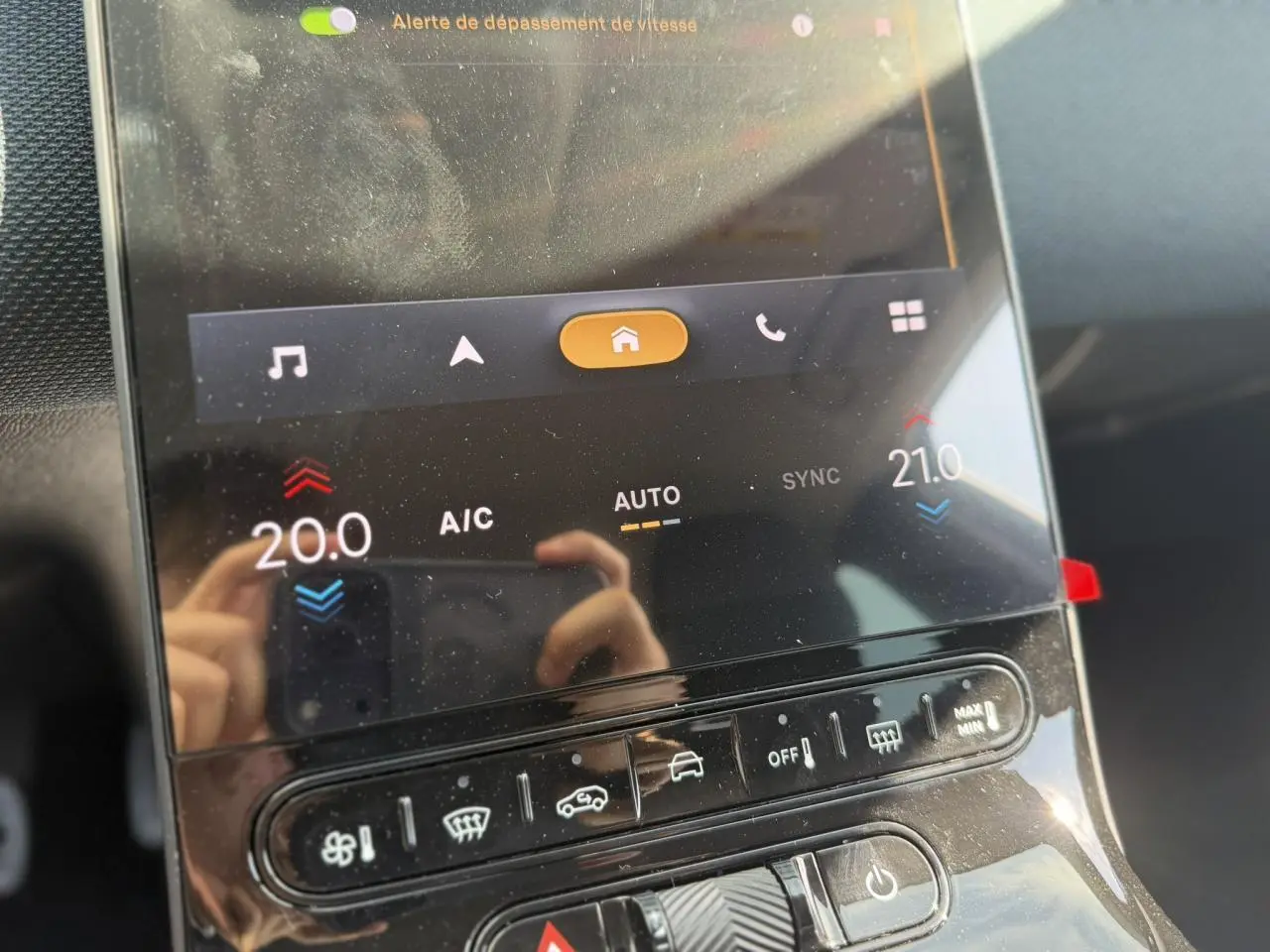 Gros plan sur l’écran tactile central et les commandes de climatisation du Citroën C5 Aircross Noir Perla.