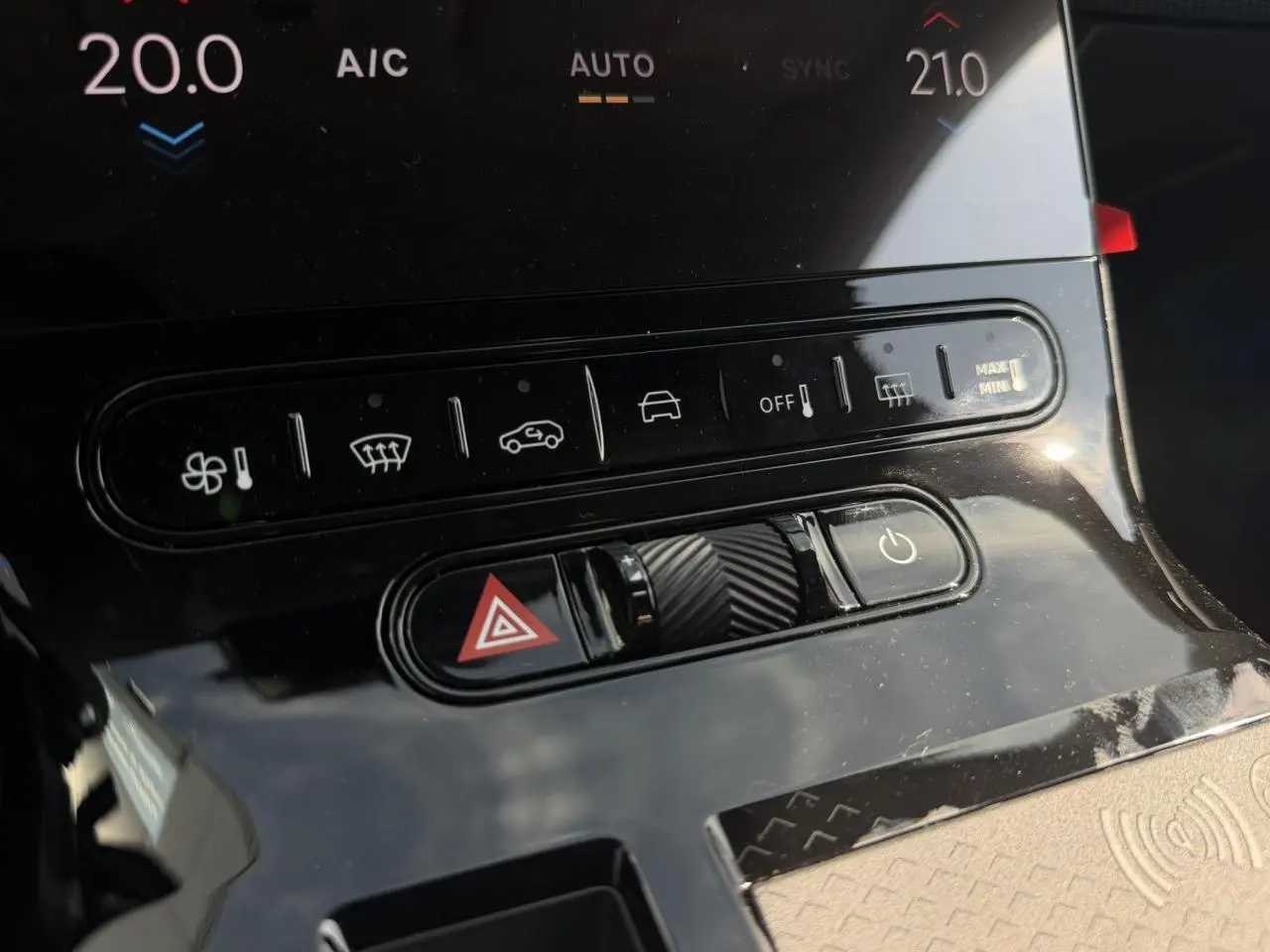 Gros plan sur la console centrale noire brillante du Citroën C5 Aircross 2026 avec commandes climatisation et bouton hazard.