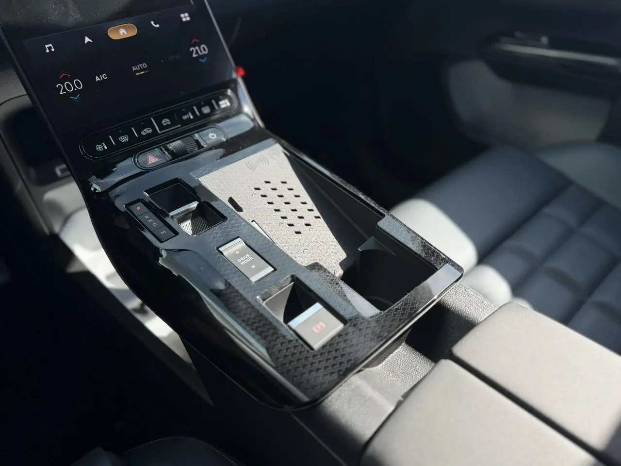 Vue rapprochée de la console centrale noire brillante du Citroën C5 Aircross 2026 avec écran tactile et commandes modernes.