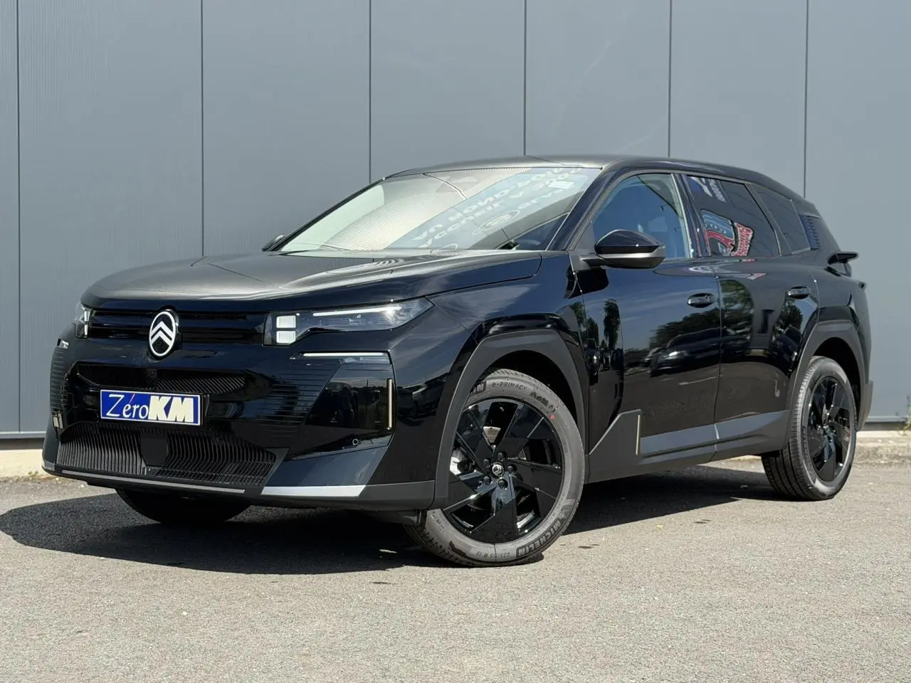 Citroën C5 Aircross noir Perla en 3/4 avant droit, avec jantes alliage noires et calandre distinctive.