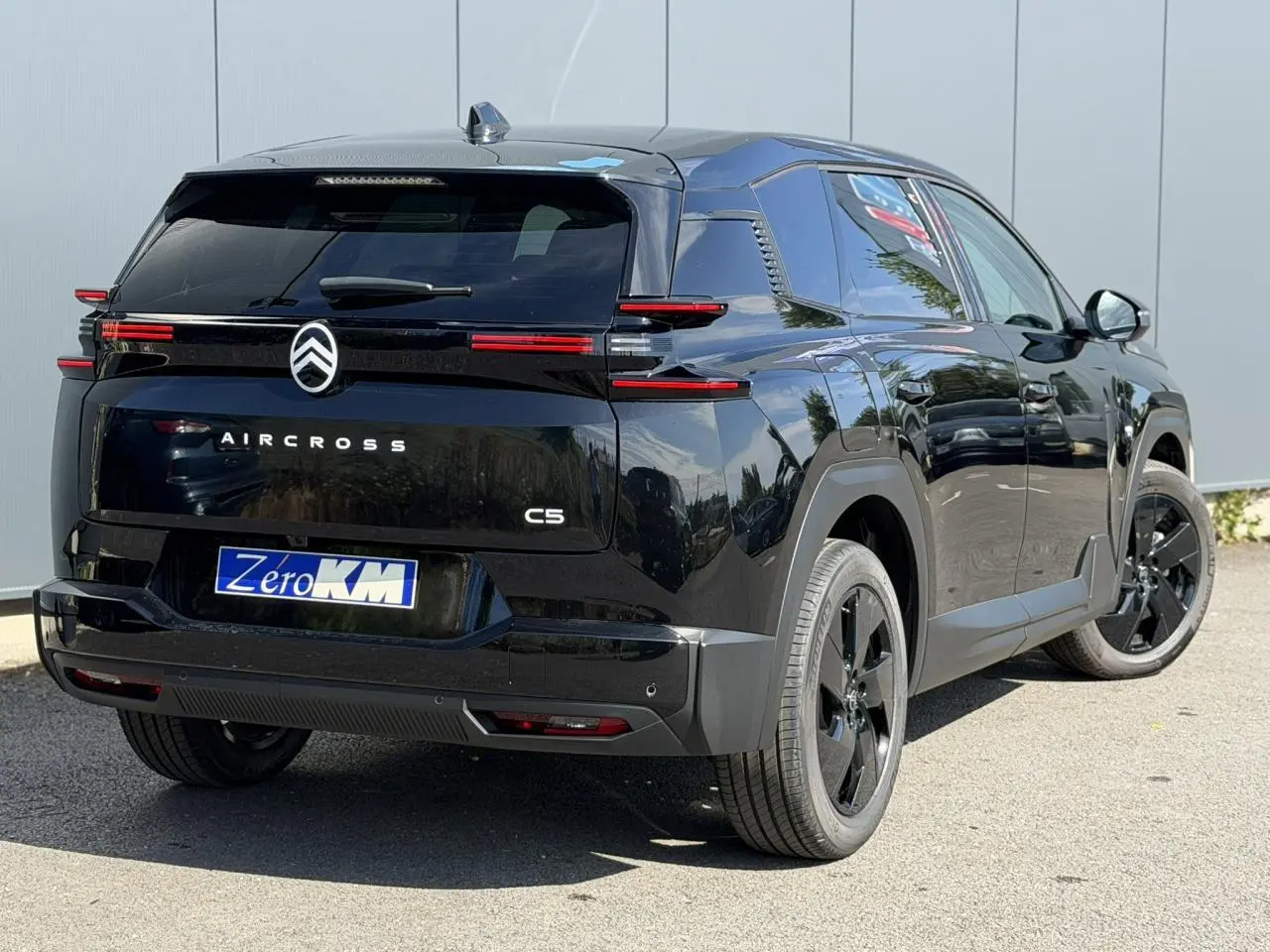 Vue 3/4 arrière droite du Citroën C5 Aircross noir Perla avec feux arrière LED et jantes alliage 19 pouces.