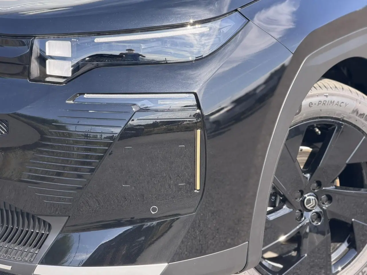 Gros plan sur l'avant droit noir Perla du Citroën C5 Aircross 2026, avec phare LED et jante alliage 19 pouces.