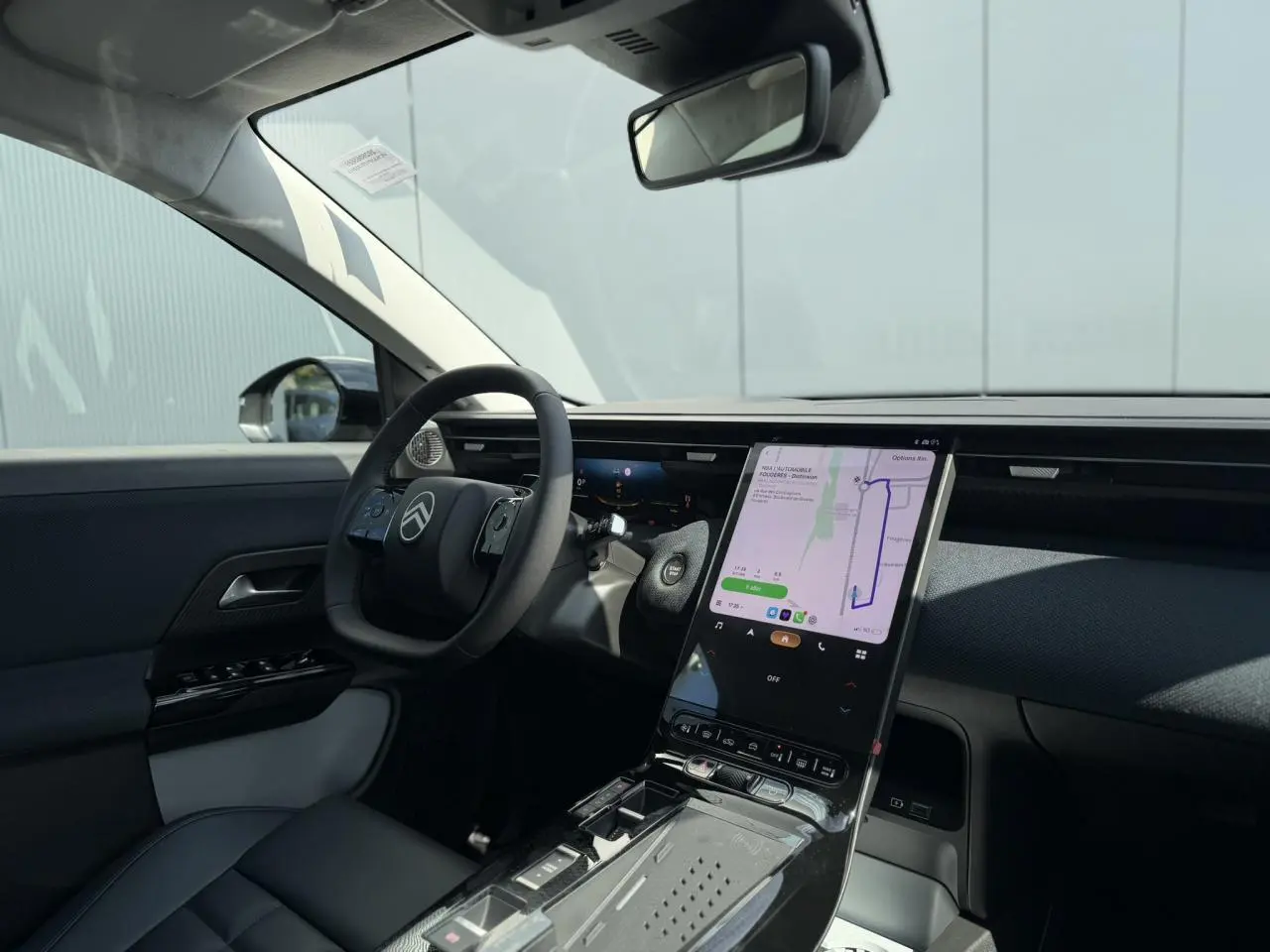 Vue intérieure côté conducteur du Citroën C5 Aircross noir Perla, avec grand écran tactile vertical et volant multifonctions.