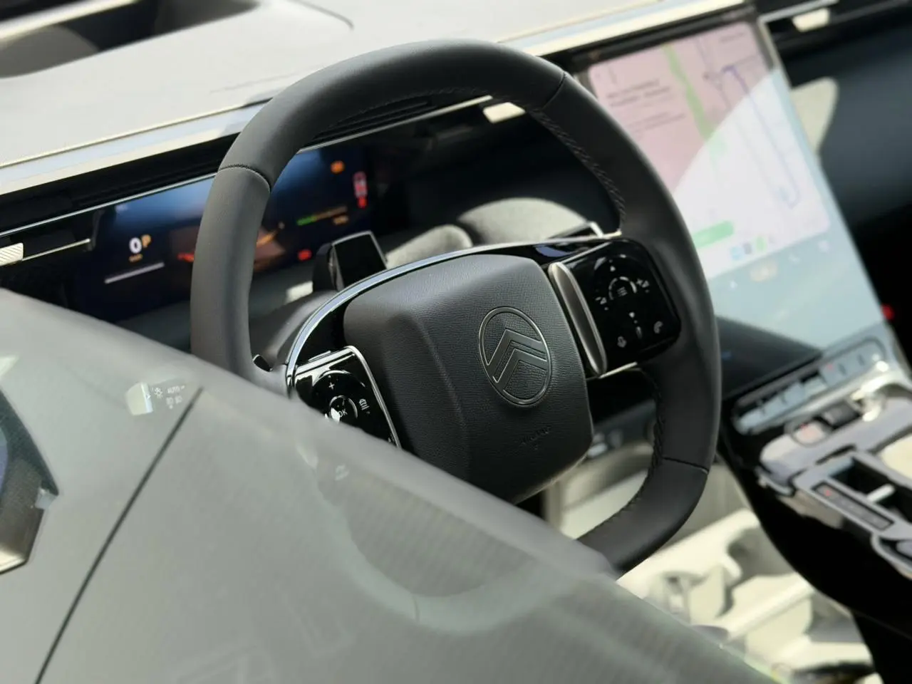 Gros plan sur le volant noir multifonctions et l'écran tactile vertical du tableau de bord du Citroën C5 Aircross.
