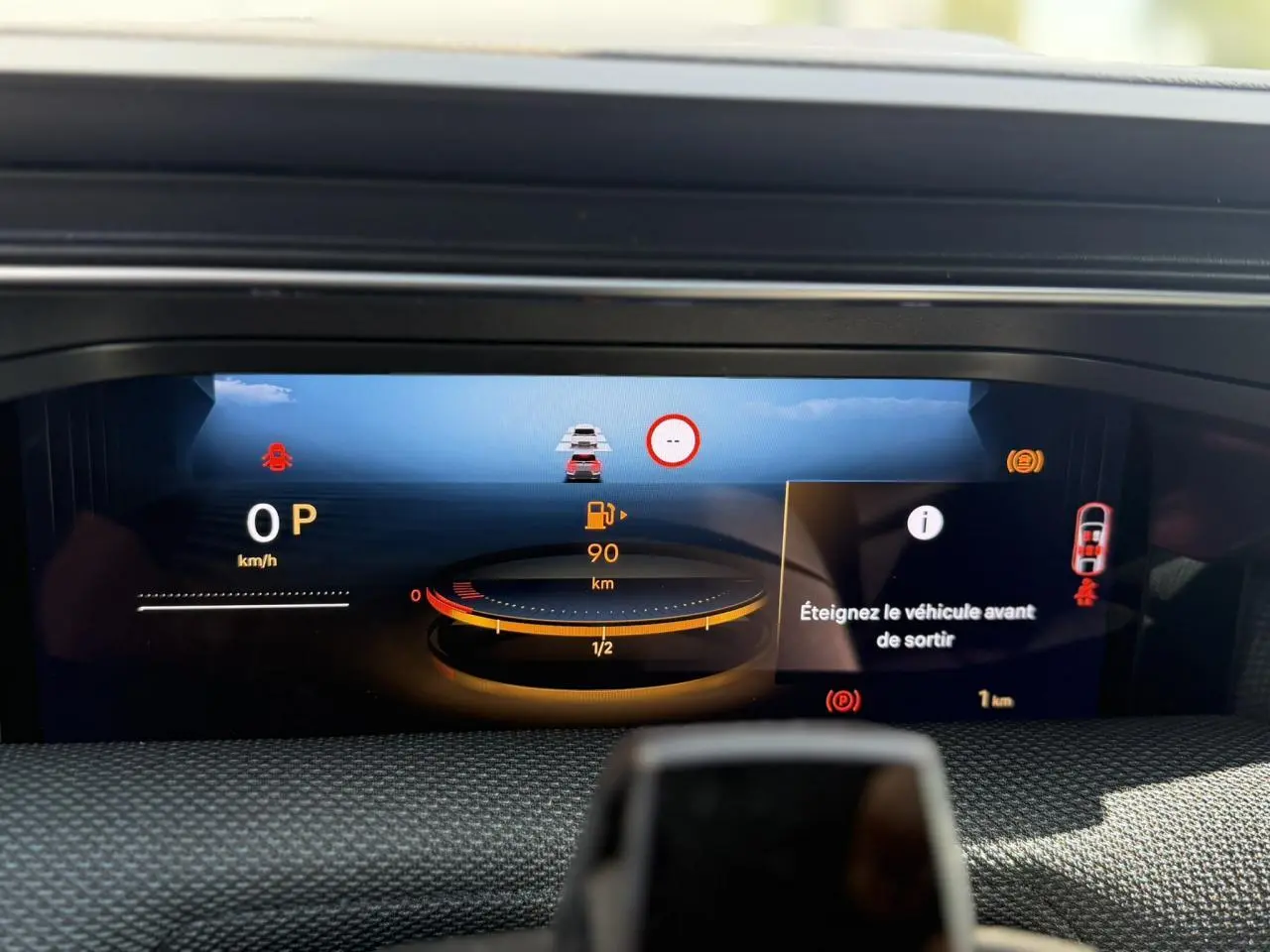 Affichage numérique du tableau de bord du Citroën C5 Aircross noir, indiquant 0 km/h et 90 km d'autonomie restante.