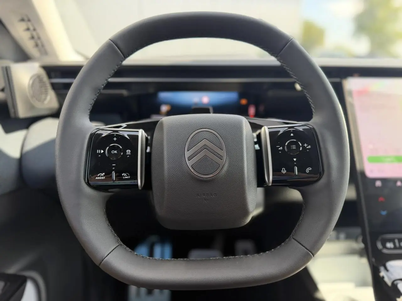 Volant noir multifonctions Citroën C5 Aircross 2026 avec commandes tactiles et palettes au volant visibles de face.
