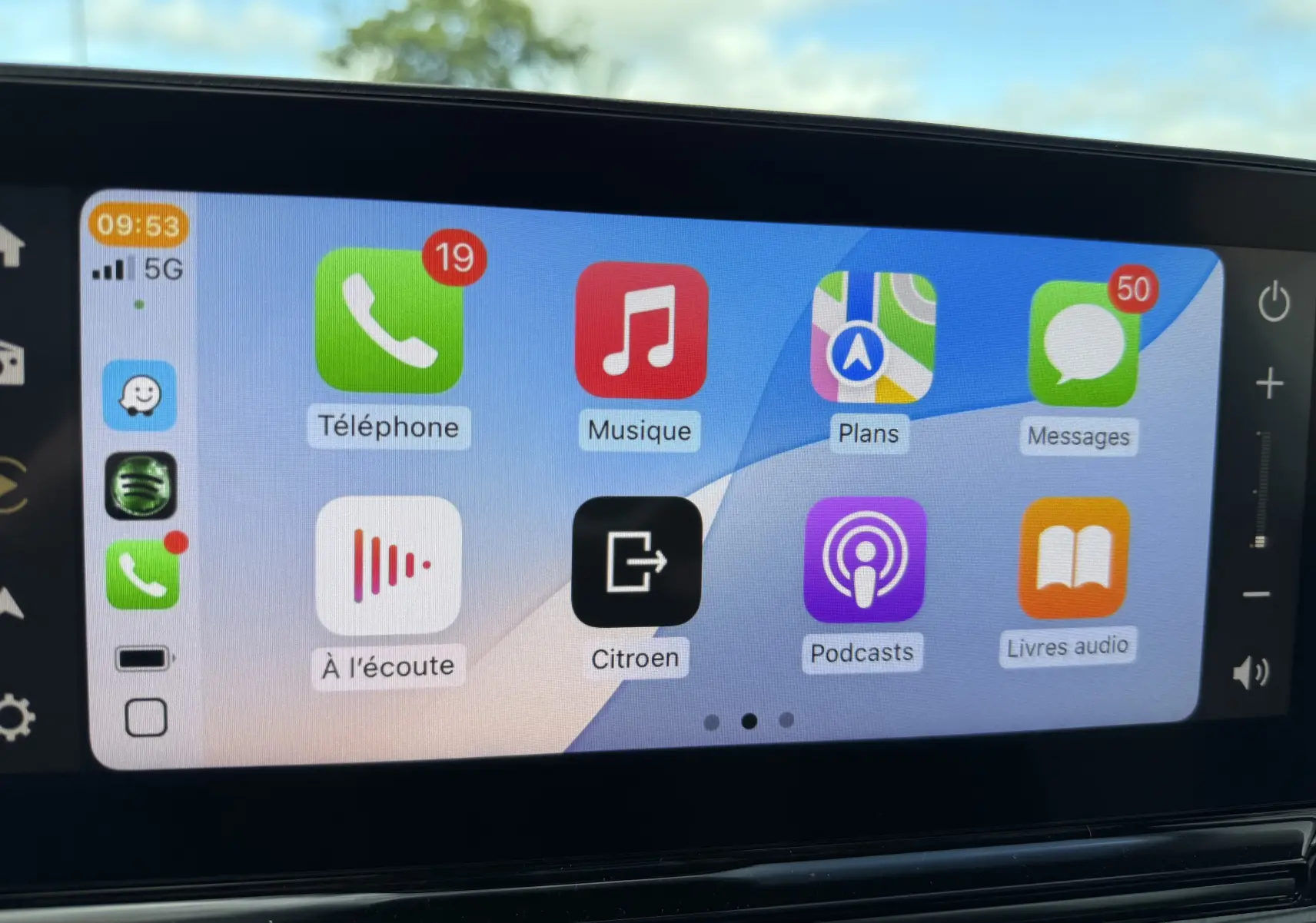 Écran tactile central du Citroën C3 Aircross Hybrid 145 e-DSC6 Max affichant l'interface Apple CarPlay.