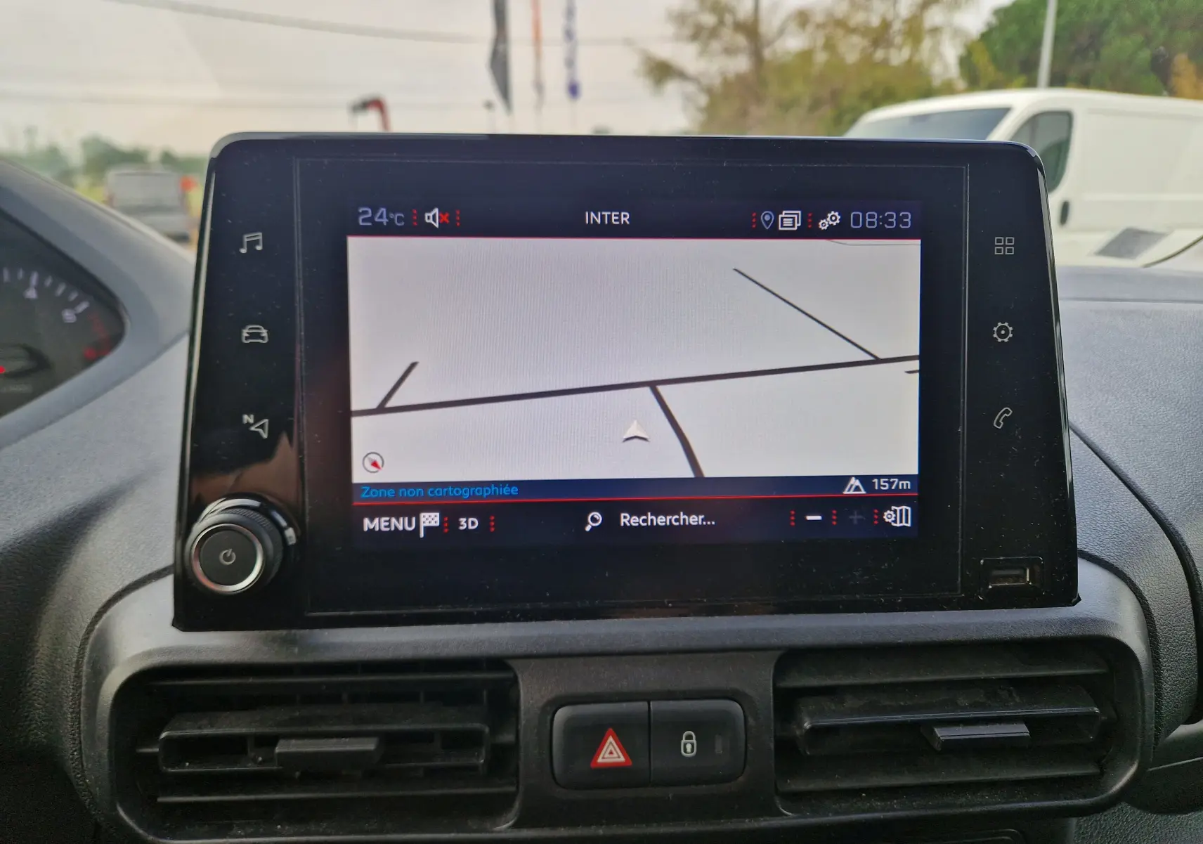 Écran tactile central du Peugeot Partner 2021 montrant le GPS avec carte non cartographiée, entouré de commandes et aérateurs.