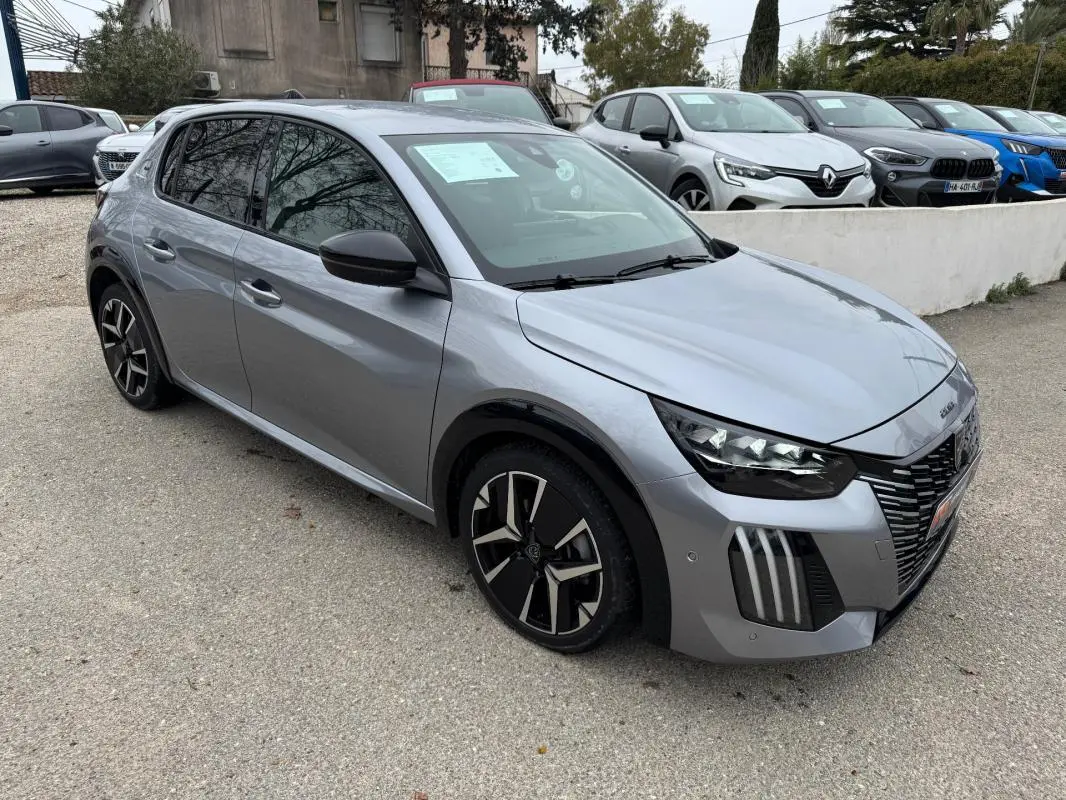 Peugeot 208 Hybrid gris vue 3/4 avant droit, jantes alliage 17 pouces et rétroviseurs noirs dégivrants.
