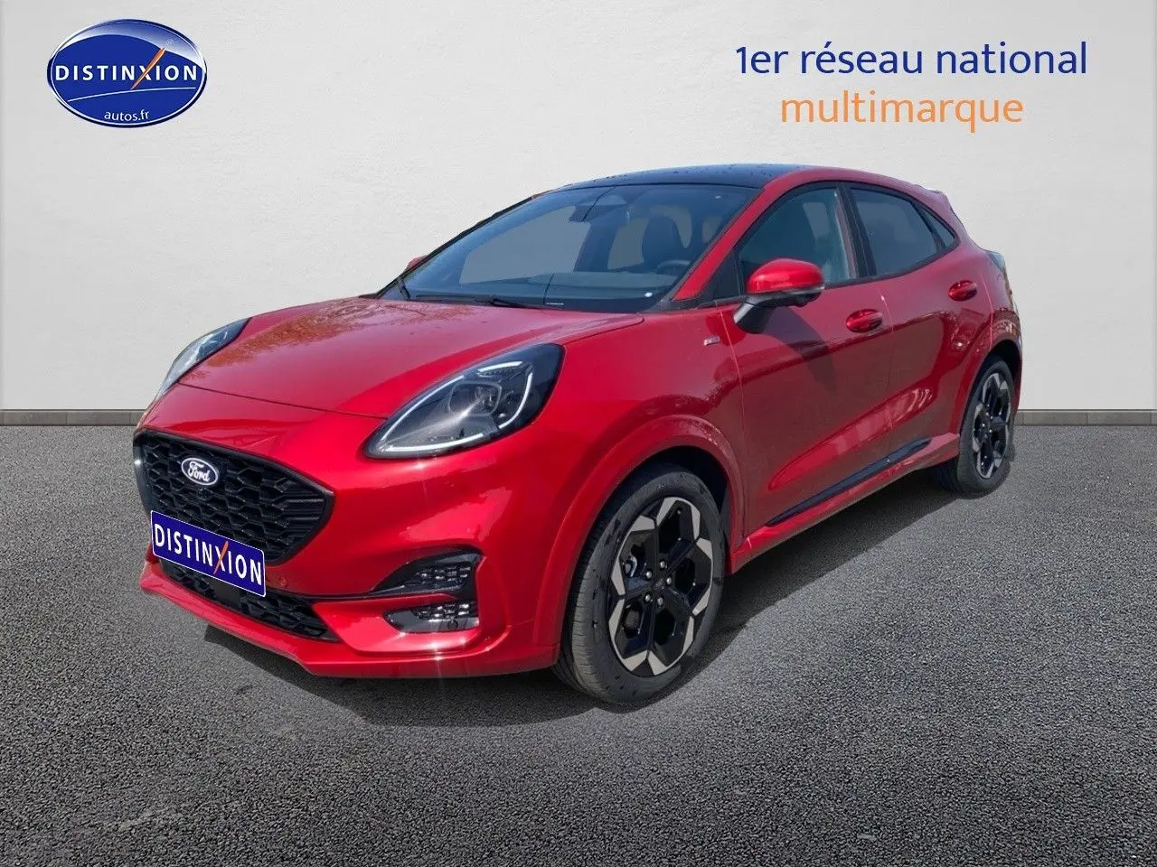 Ford Puma rouge métallisé vu en 3/4 avant droit avec jantes noires et toit ouvrant panoramique visible.