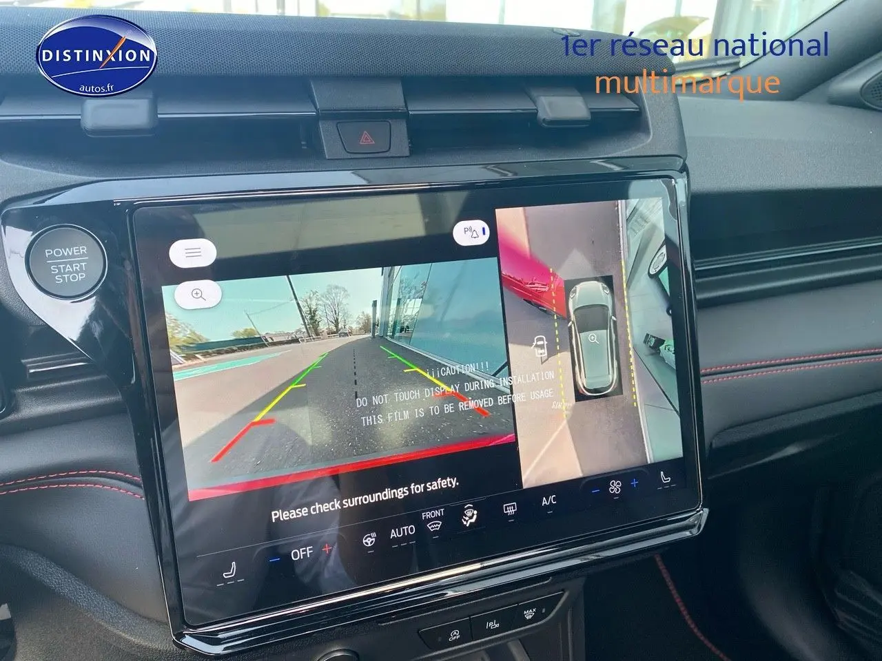 Écran tactile central affichant la caméra de recul et vue à 360° dans l’habitacle d’une Ford Puma rouge.
