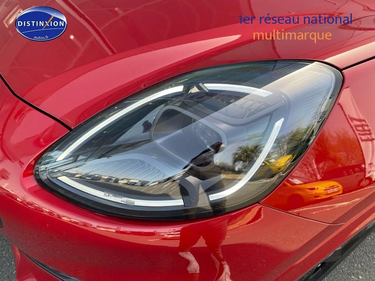 Gros plan sur le phare avant droit du Ford Puma rouge Fantastic Métallisée Premium, mettant en valeur son design LED moderne.