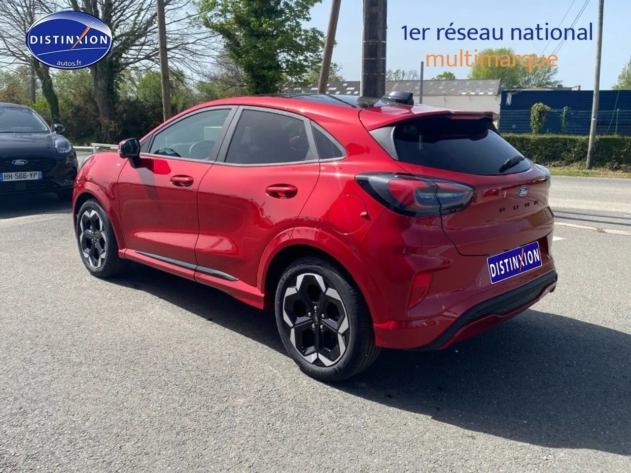 Vue 3/4 arrière droite d'une Ford Puma rouge métallisée avec jantes alu et vitres arrière surteintées.