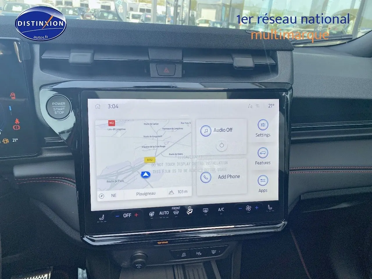 Tableau de bord intérieur de Ford Puma rouge, vue centrée sur l’écran tactile multifonction avec navigation affichée.