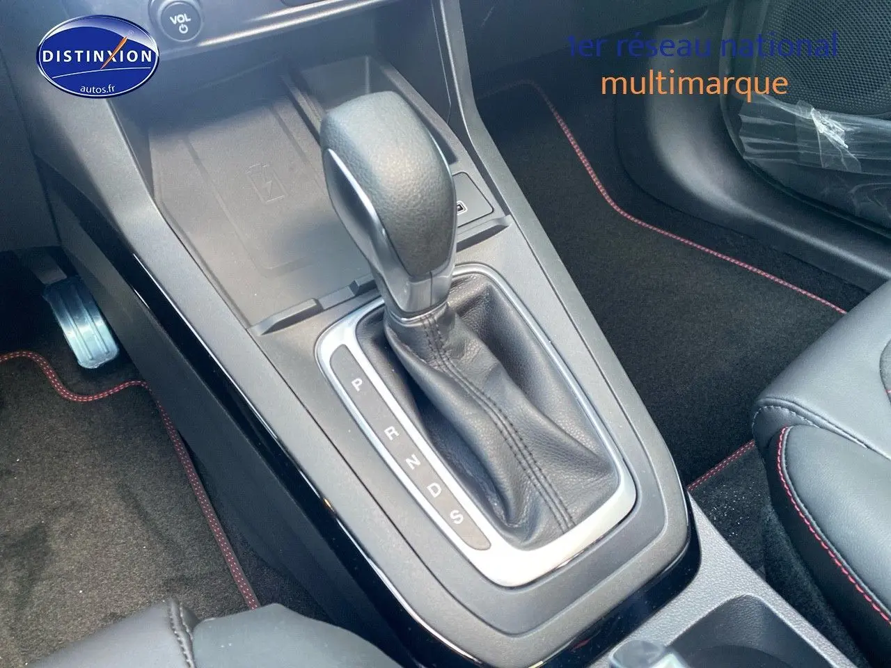 Le levier de vitesses automatique en cuir noir de la Ford Puma 2026, avec surpiqûres rouges visibles sur les sièges.