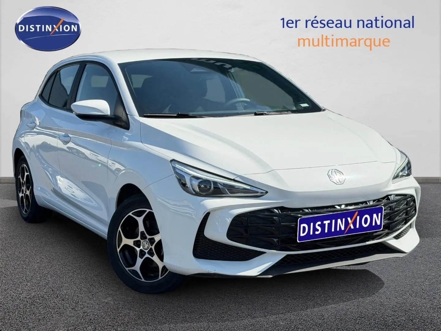 MG3 1.5 Hybrid+ 195ch blanc en 3/4 avant droit avec jantes alu noires et calandre noire distinctive.