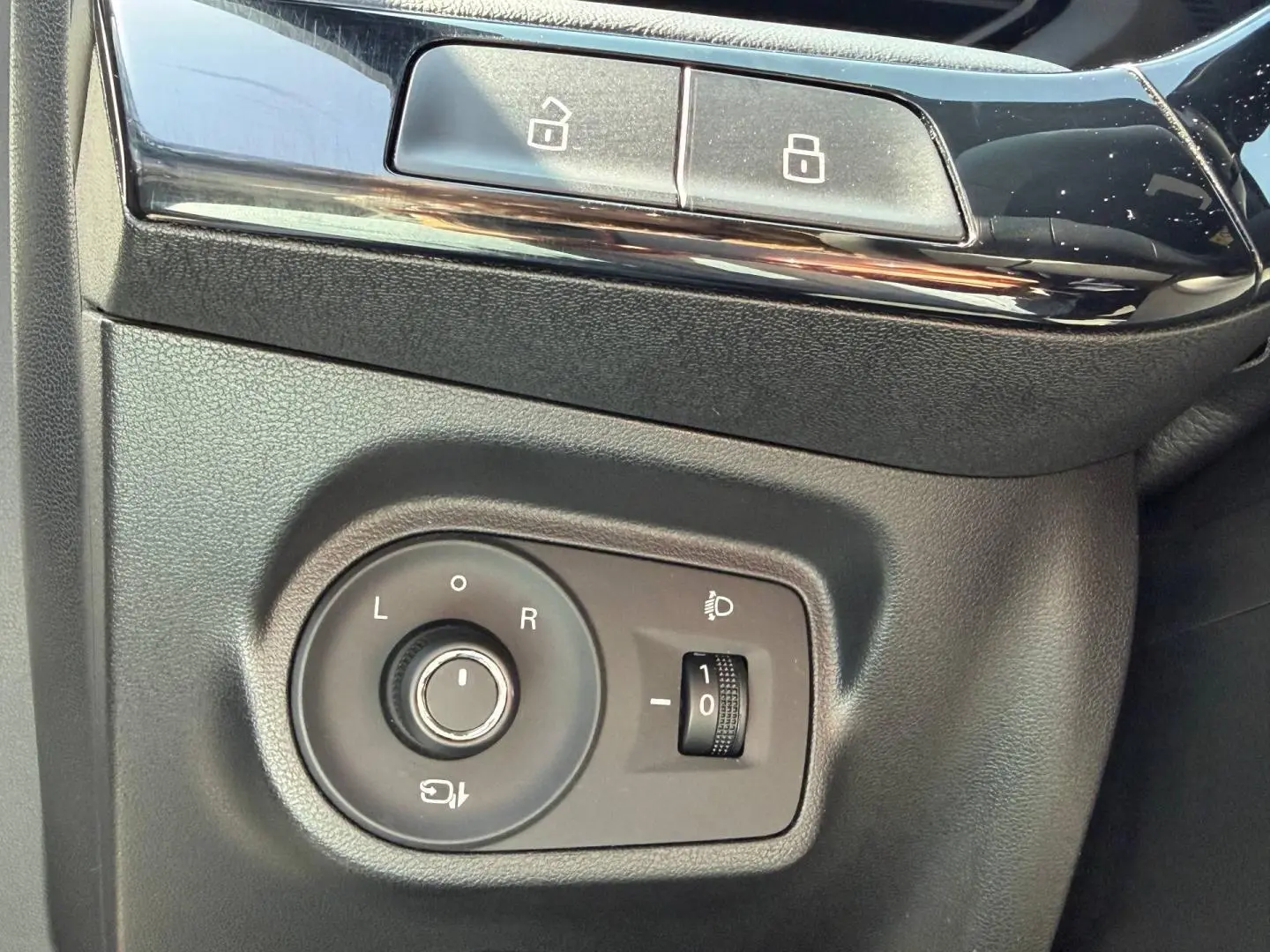 Détail du panneau de réglage des rétroviseurs et des phares dans l’habitacle noir du MG3 1.5 Hybrid+ 2025.