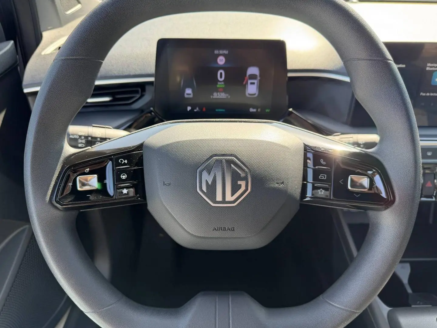Vue rapprochée du volant noir multifonction MG Motor MG3 2025 avec écran digital et commandes intégrées.