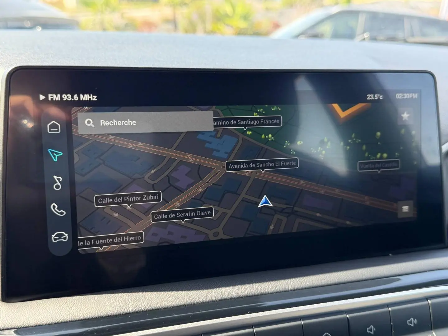 Écran tactile central du tableau de bord du MG3 1.5 Hybrid+ 2025 affichant la navigation GPS en mode carte.